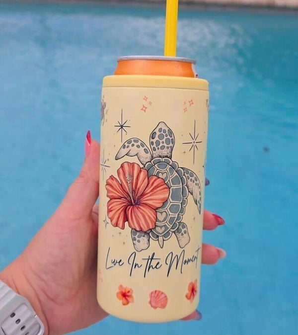 Live in the moment turtle Slim Can Cooler