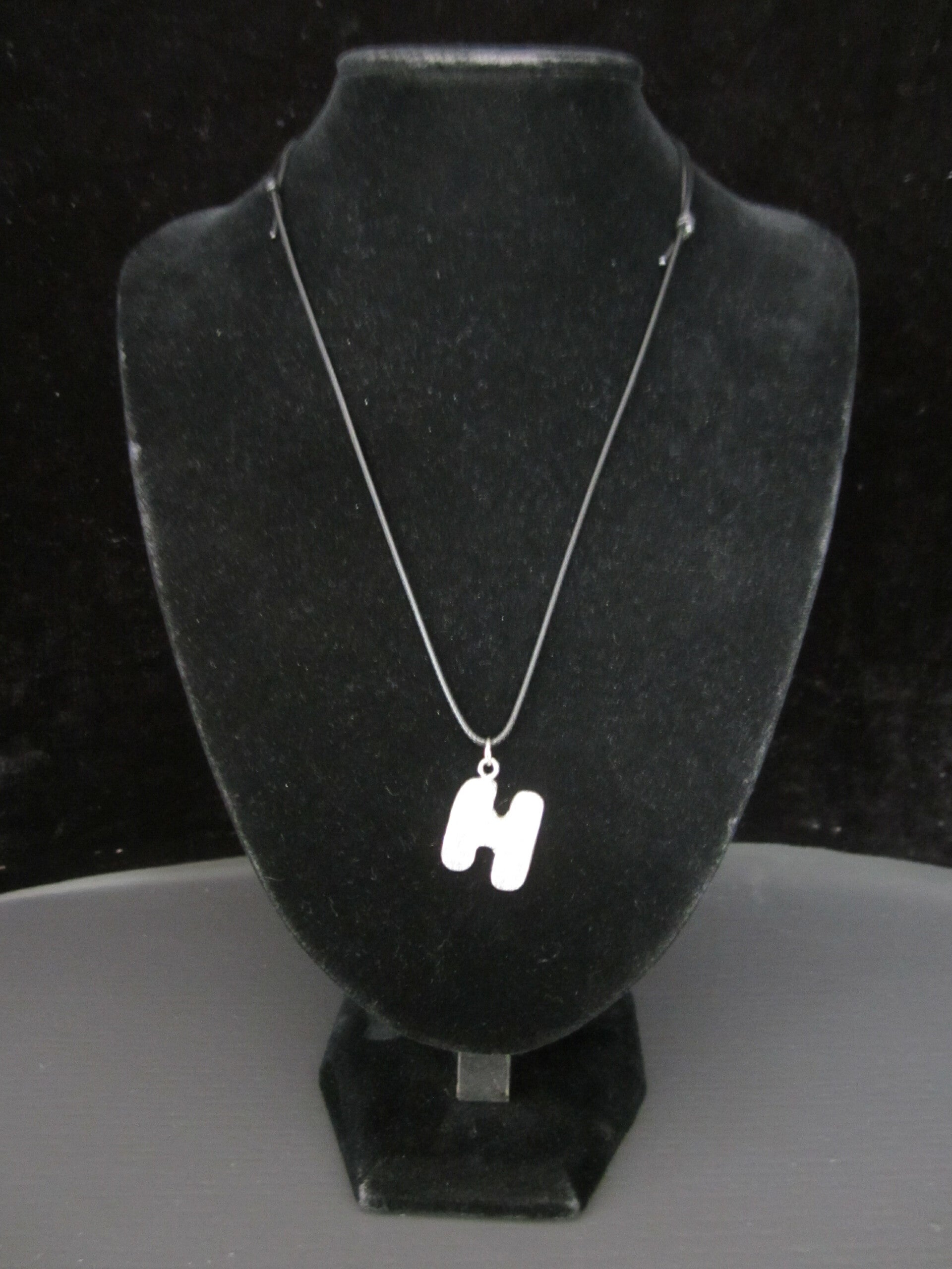 Letterhanger H van zilvertin