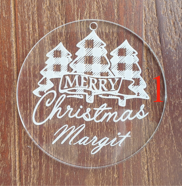 Doorzichtige kerstballen met naam.