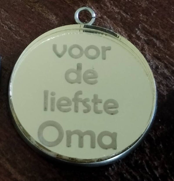Hangertje zilverkleurig met goud acrylaat  OMA