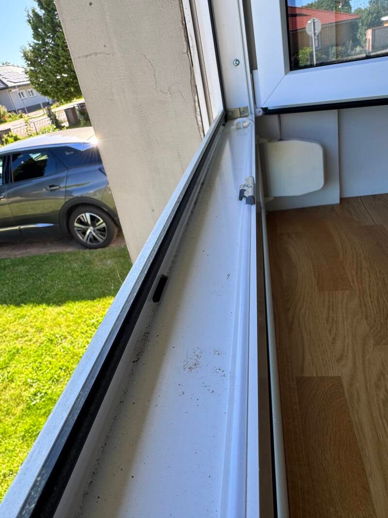 dreckige Fensterfalz
