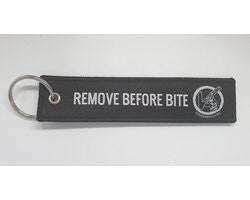 Sleutelhanger remove before bite met logo - hondenbrigade - honden