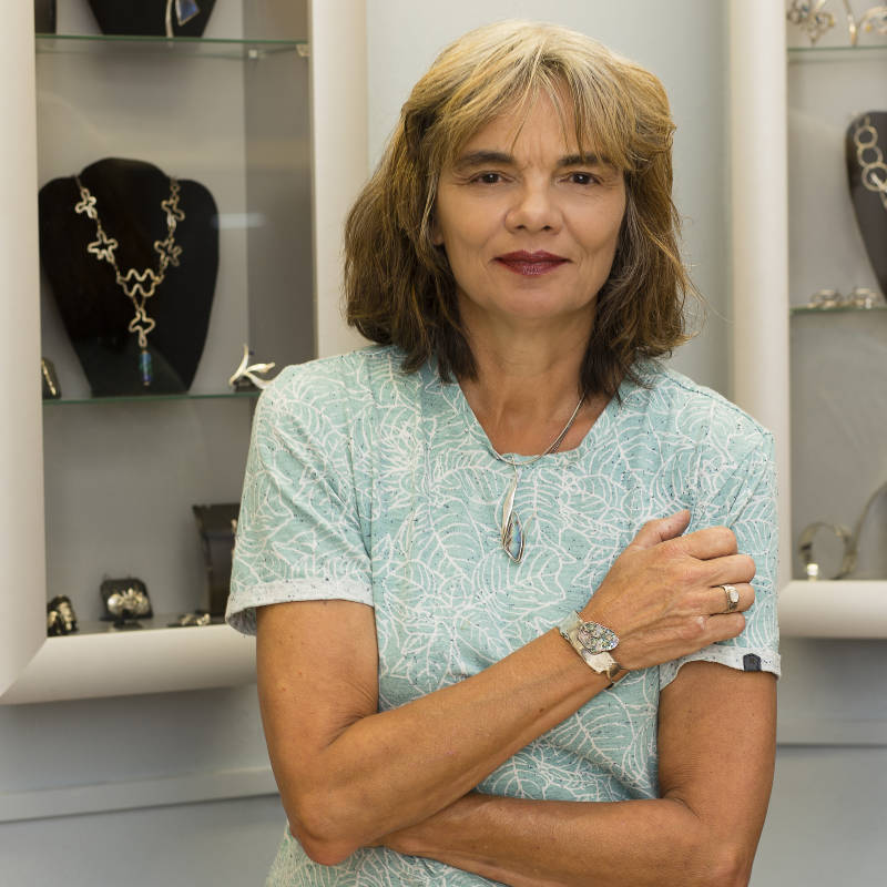 edelsmid Marja Schilt in haar atelier in Zaandam voor haar unieke sieraden
