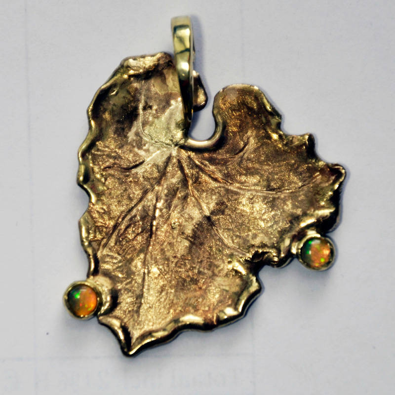 uniek gereticuleerd gouden blaadje versiert met opaal, gemaakt door edelsmid Marja Schilt in Zaandam