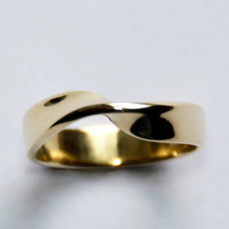 een sieraad deze gouden mobiusring gemaakt door goudsmid Marja Schilt in Zaandam