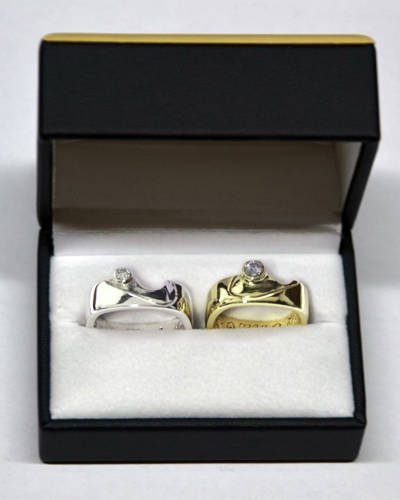unieke onder begeleiding in een workshop gemaakte trouwringen van zilver en geelgoud in hartjesmotief gezet met diamant