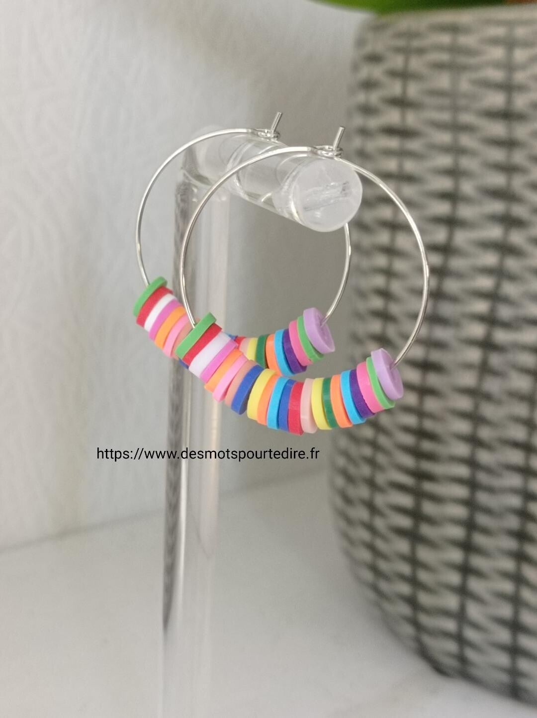 Boucles d'oreilles créoles argentées et perles heishi multicolores