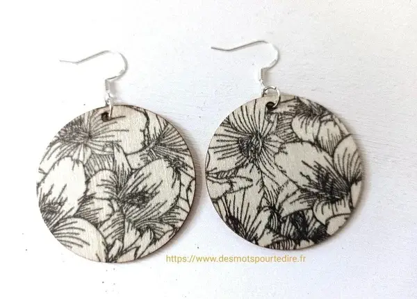 Boucles d'oreilles pendantes en  bois fleuries
