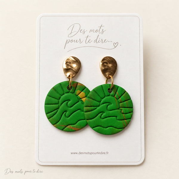 Boucles d’oreilles Évasion – Rondes vertes, motif vagues et soleil