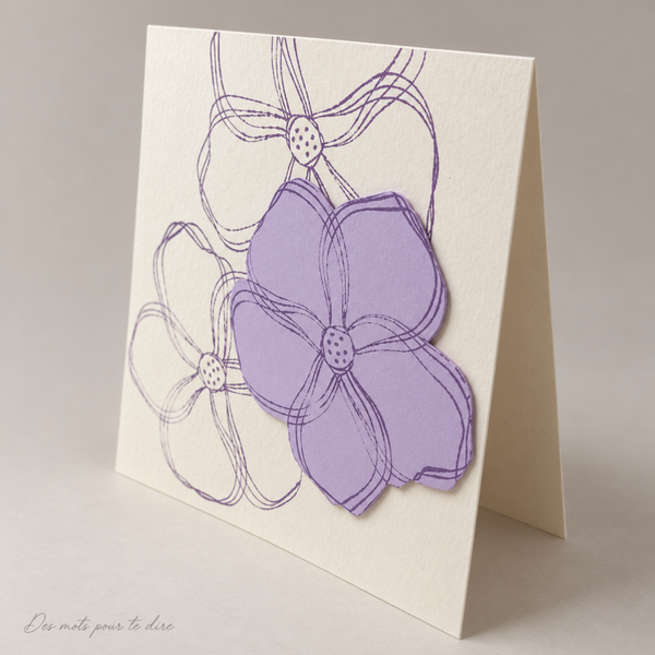 Carte artisanale fleurs mauves sur fond beige –