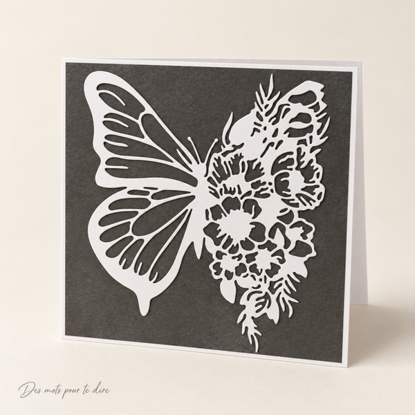 Carte artisanale papillon fleuri – Gris anthracite et blanc – 15 × 15 cm