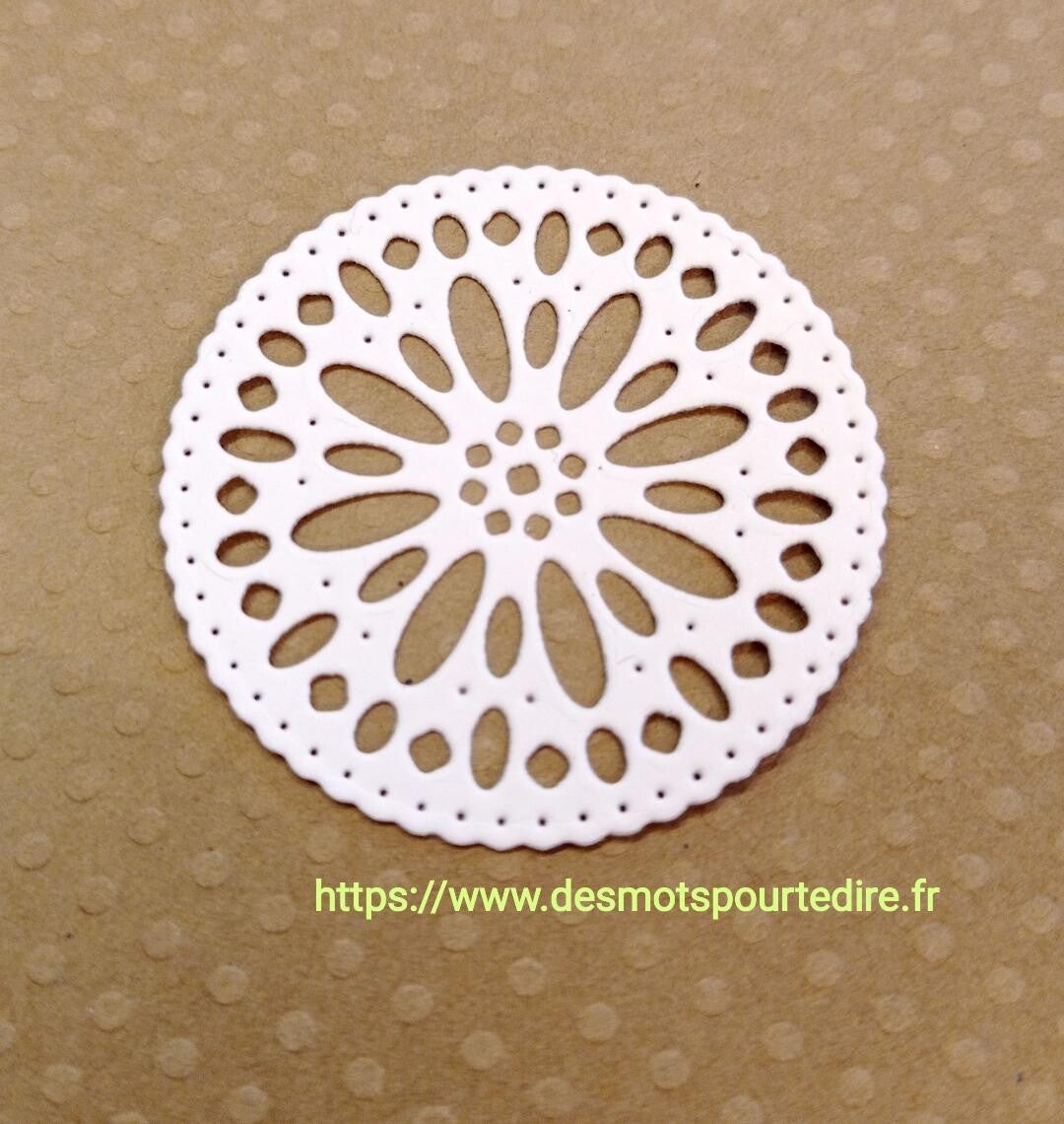 Mandala - Découpe embellissement en papier pour scrapbooking (Réf.G16)