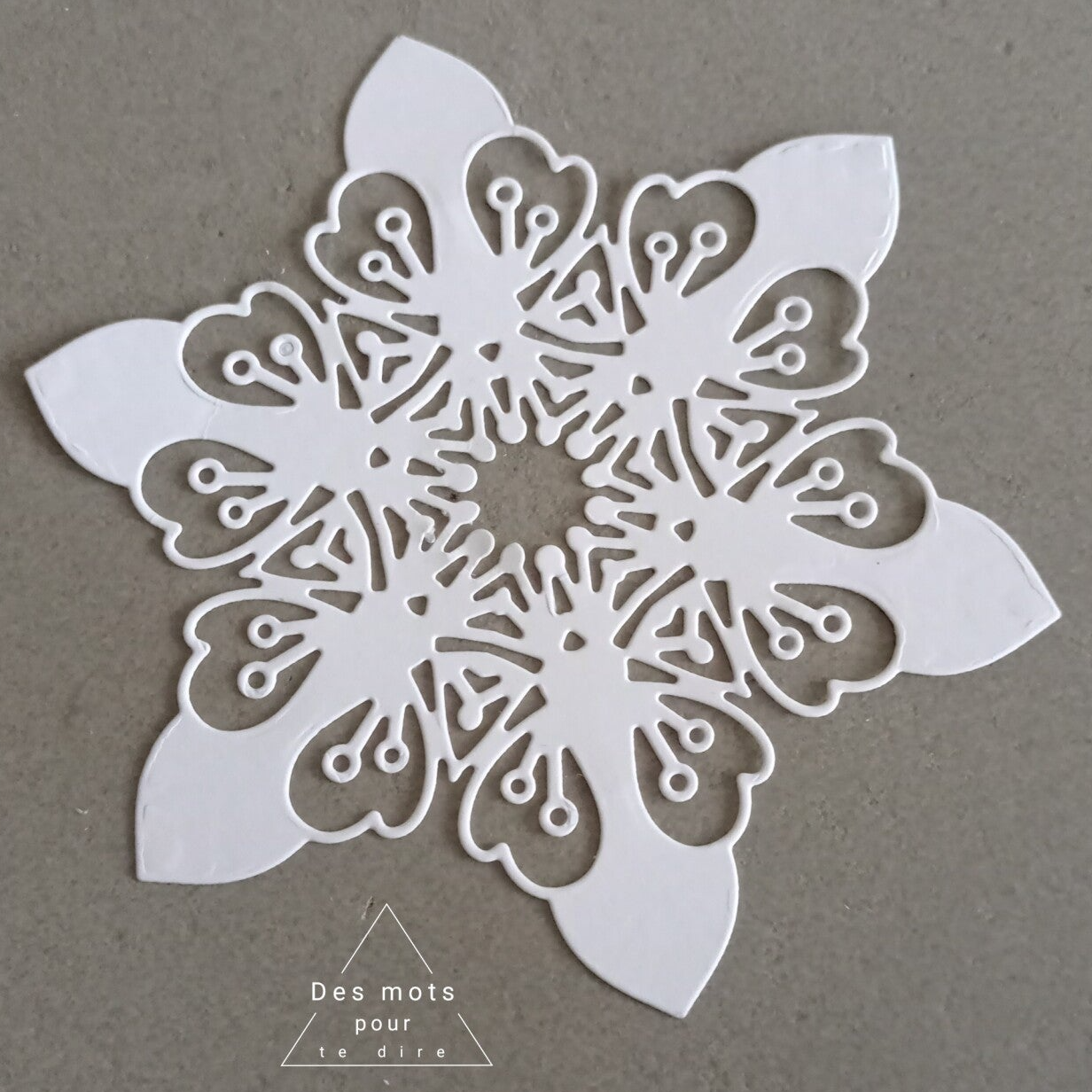 Grand flocon de neige - Découpe embellissement en papier pour scrapbooking (Réf. N63)