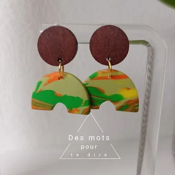 Boucles d'oreilles en bois et pâte polymère - Réf. BO61 -