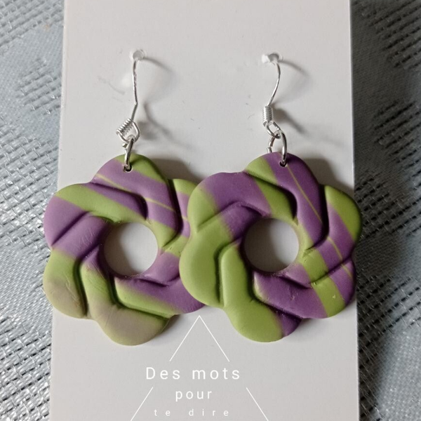 Boucles d’oreilles fleurs lilas et vert anis en pâte polymère