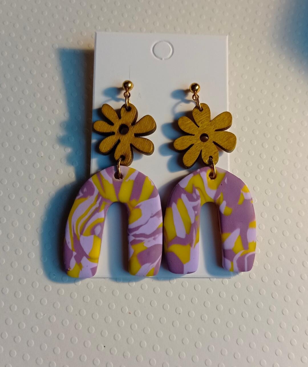 Boucles d'oreilles fleuries en bois et pâte polymère