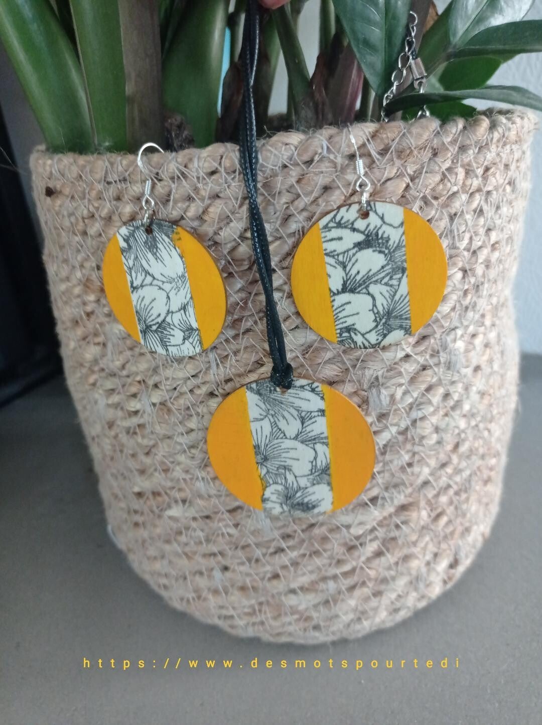 Parure pendentif et boucles d'oreilles en bois - Orange et noir