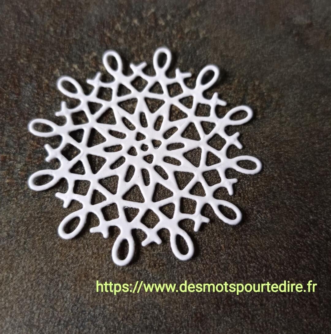 Mandala - Découpe embellissement en papier pour scrapbooking (Réf.G13)
