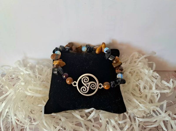 Pulsera ojo de tigre, ónix y ágatas con símbolo triskel