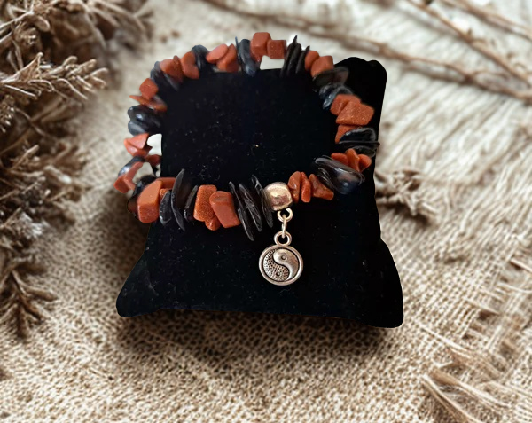 Pulsera nácar tintado y goldstone con símbolo yin yang