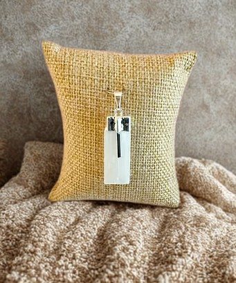 Colgante de selenita con turmalina baño en plata