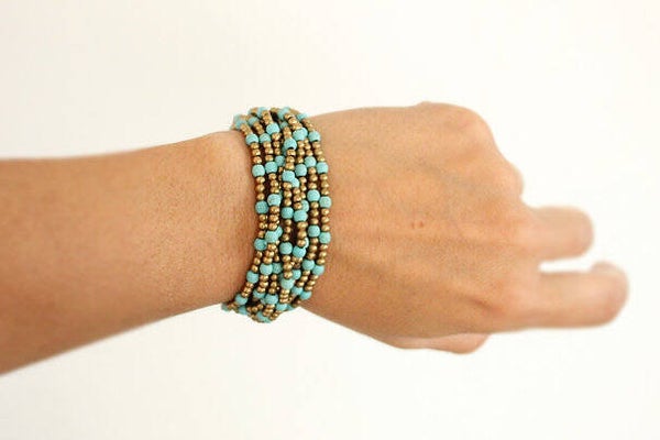 pulsera howlita azul con cuentas doradas