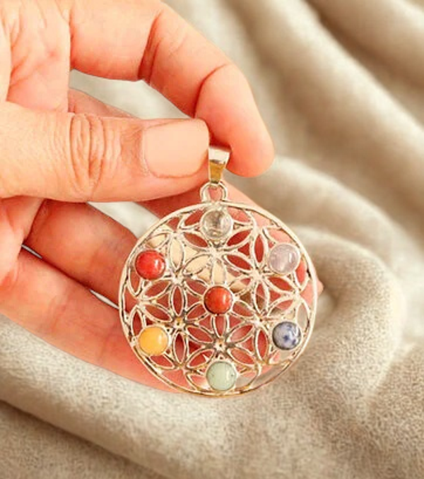 flor de la vida con piedras de los chakras
