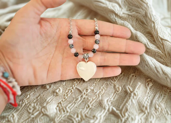 Gargantilla corazon de nacar cuarzo rosa y obsidiana nevada