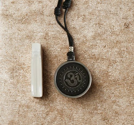 Amuleto Om con aceite protector