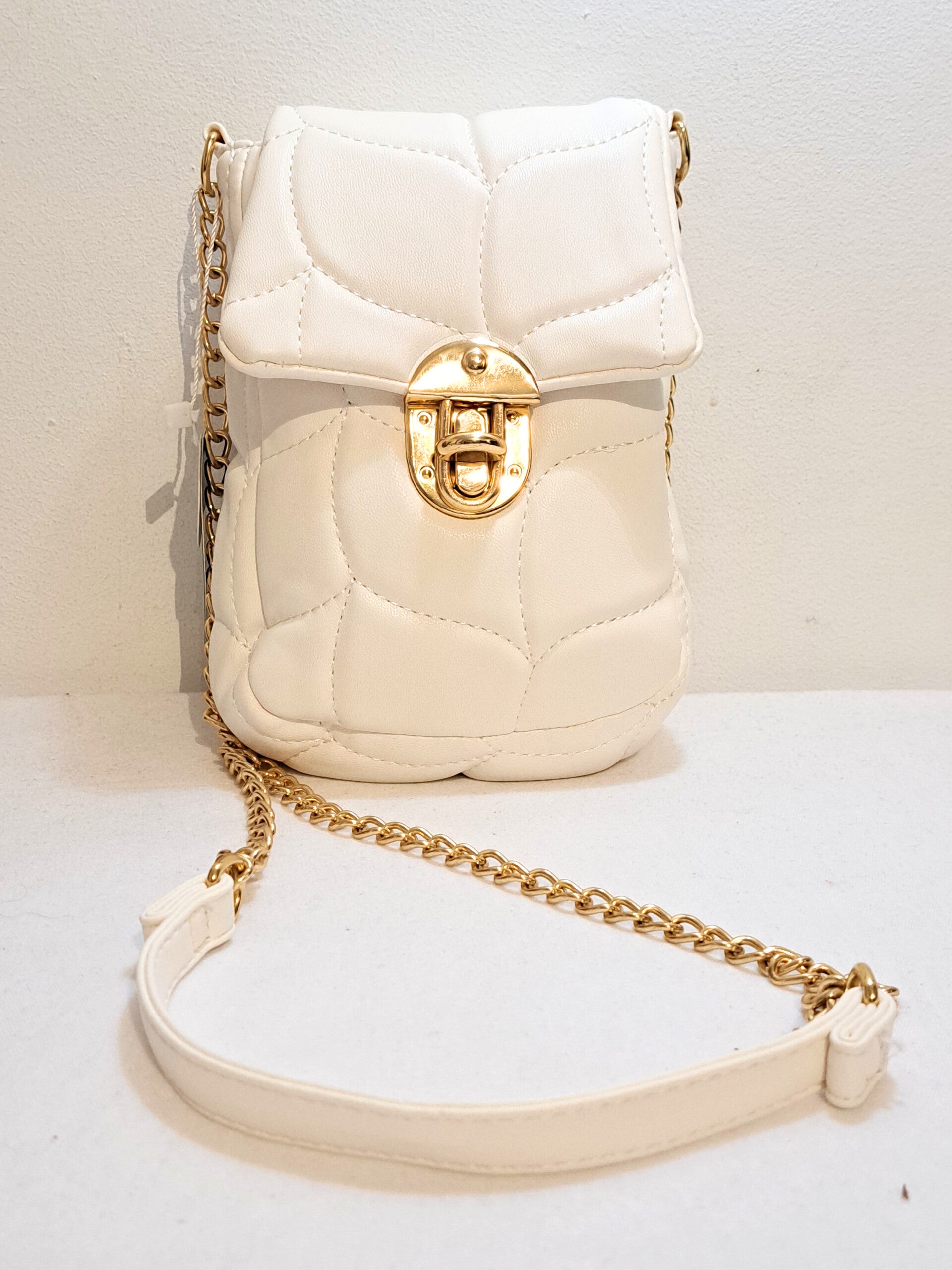 Bolso blanco y dorado