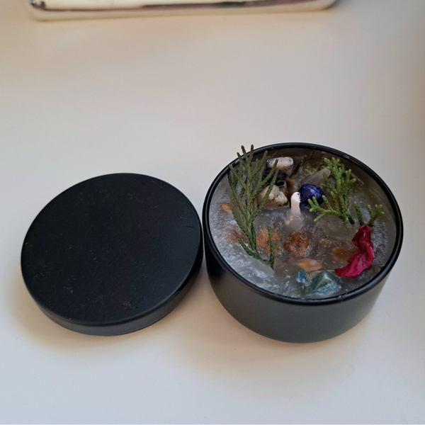 velita con rosa y cipres con gemas de lapislazuli y cuarzo rosa