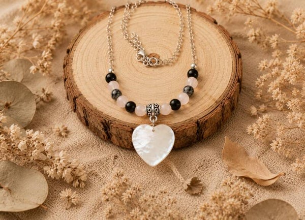 Gargantilla corazon de nacar cuarzo rosa y obsidiana nevada