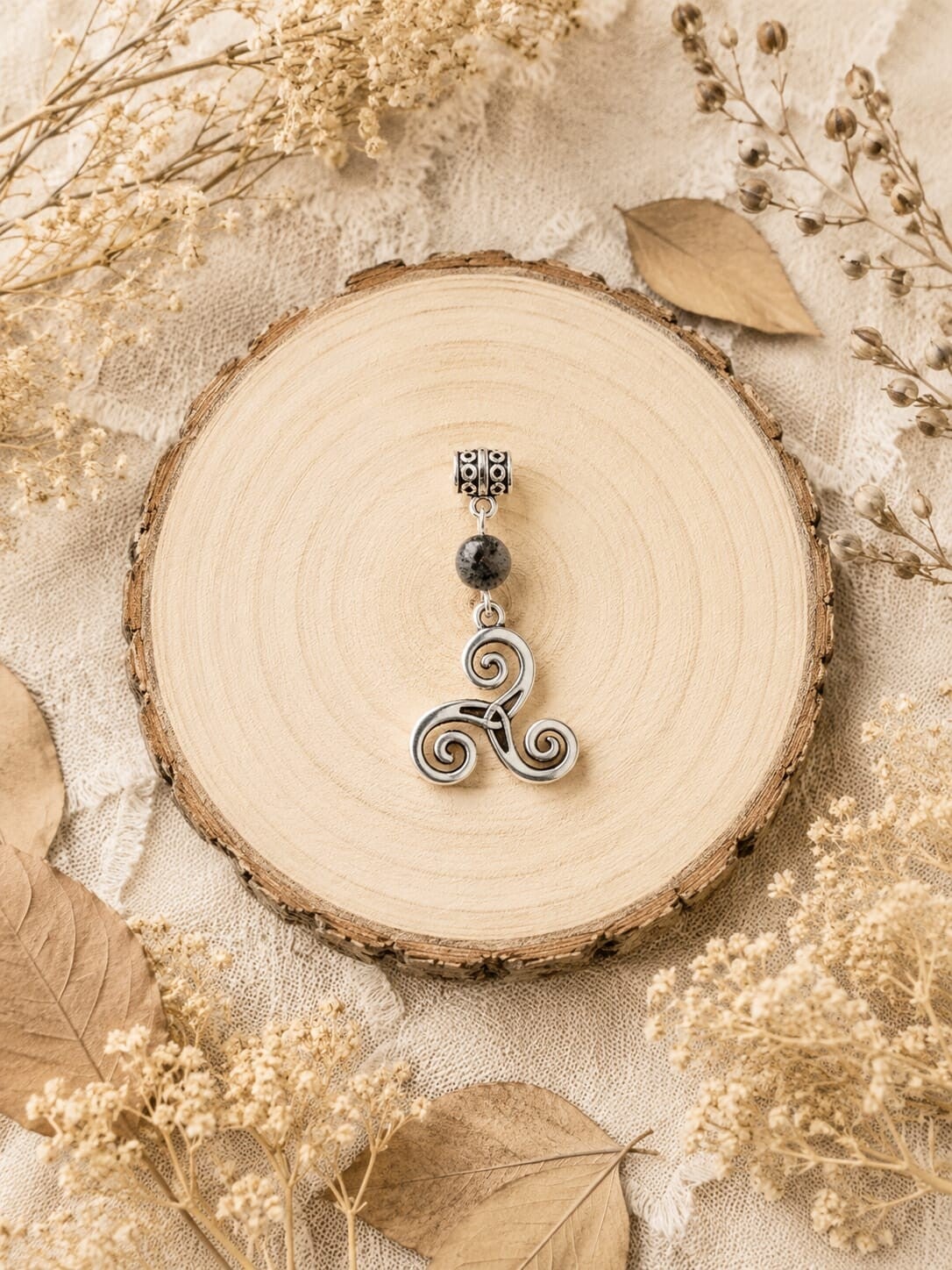 Colgante triskel con piedra volvanica