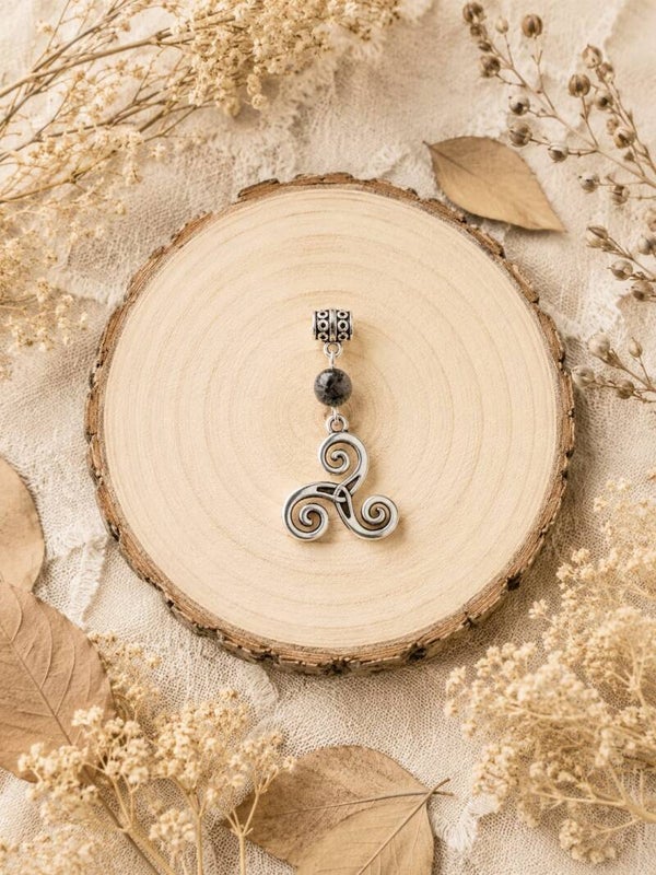 Colgante triskel con piedra volvanica