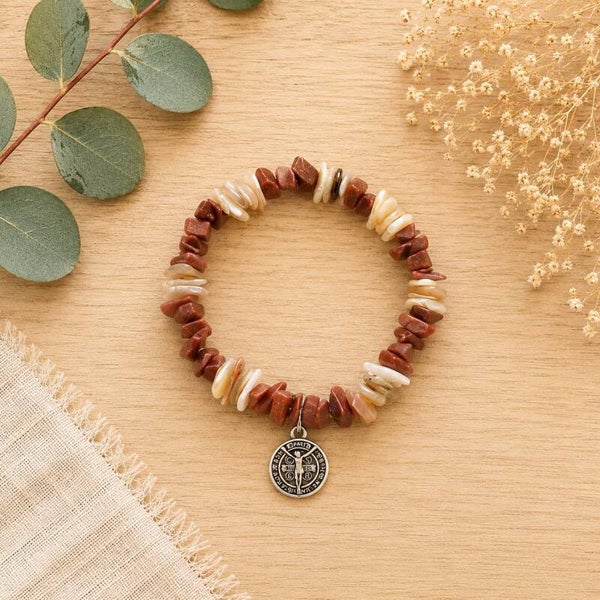 pulsera de san benito con nácar y piedra sol