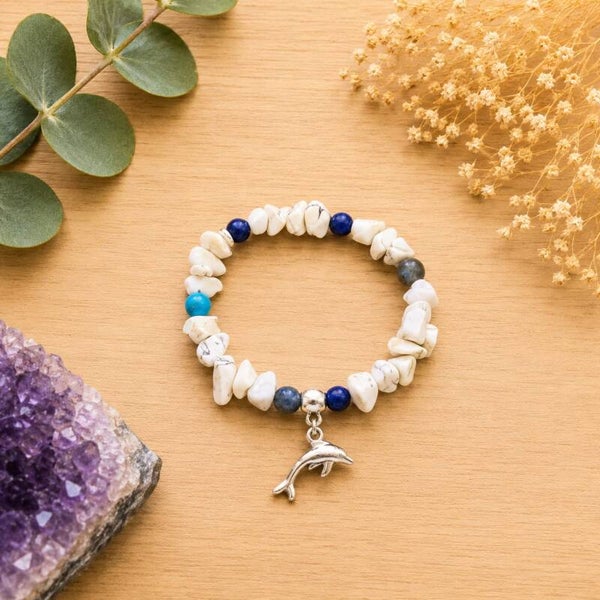 Pulsera de howlita y ágata azul con delfin