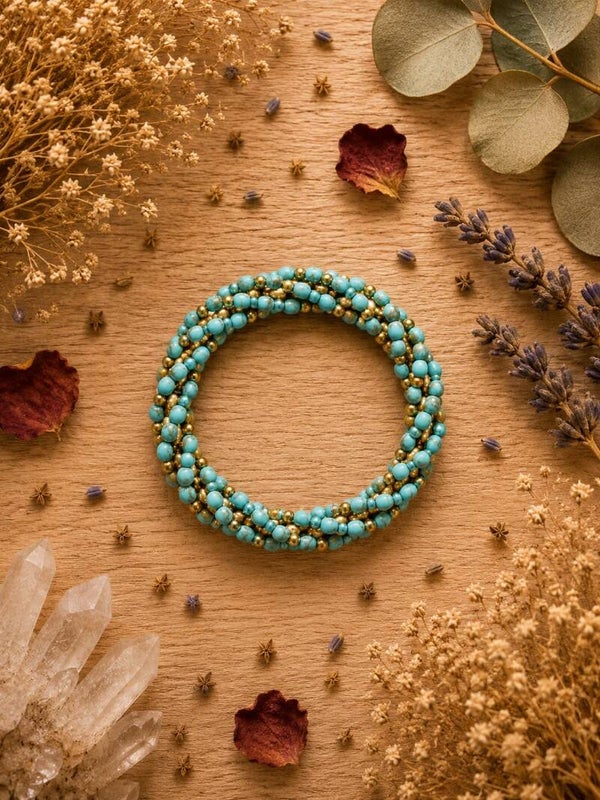 pulsera howlita azul con cuentas doradas
