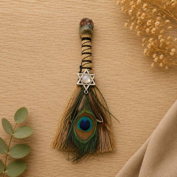 Escoba de Bruja con Pentagrama y Cuarzo Blanco – 16 × 8 cm