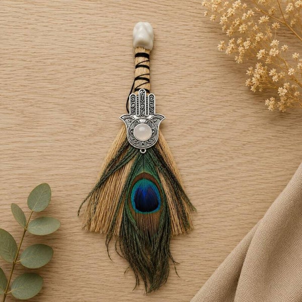 Escoba de Bruja con Mano de Fátima y Piedra Natural – 16 × 8 cm