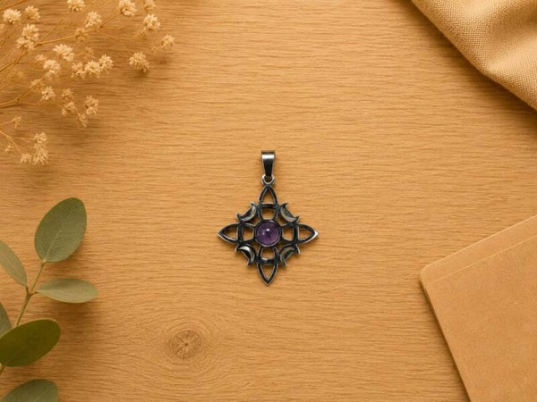 Colgante Nudo de Brujas de Acero con Amatista – 31 x 28 mm