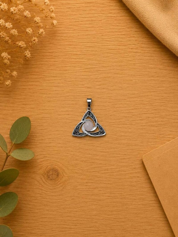 Colgante Trinketa de Acero con Cuarzo Rosa – 24 x 30 mm
