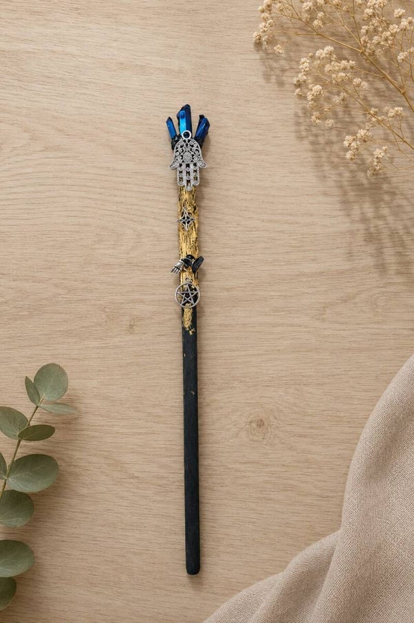 Varita Mágica de Madera con Símbolo Esotérico – 33 cm (aprox.) MOD2