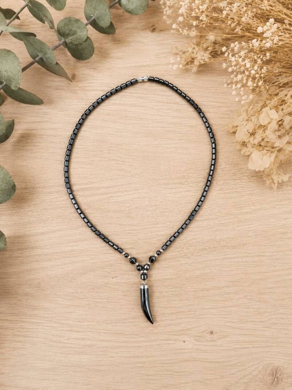 Collar de Hematita con Colgante Colmillo en Acero Inoxidable