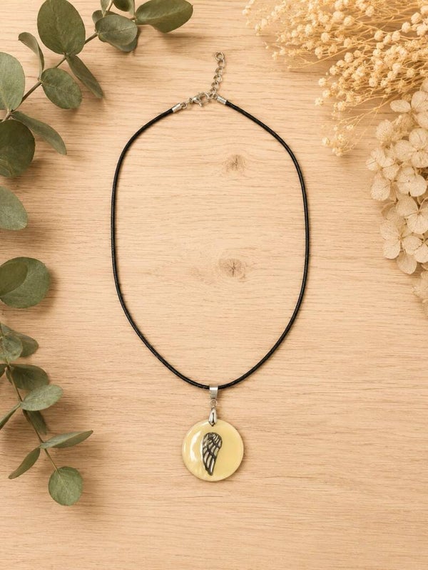 Collar con Colgante de Ala de Ángel en Nácar