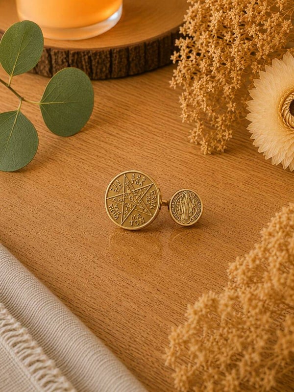 Doble Protección: Tetragramatón y San Benito en Acero Color Oro