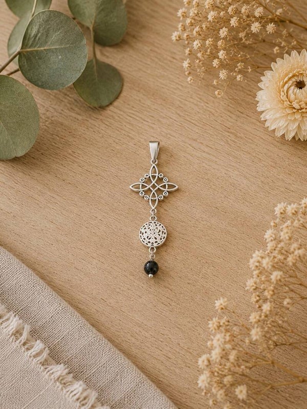 Colgante Doble Protección Nudo de Brujas y Tetragramatón con Turmalina – 60 × 21 mm