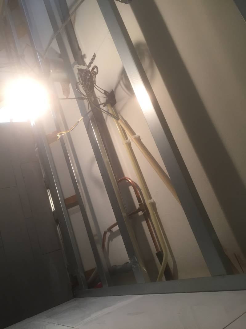 House ManagementZuidLimburgKlusbedrijfBadkamerLeidingenElectra8.jpg