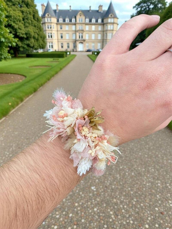 Bracelet fleuri sur ruban de satin