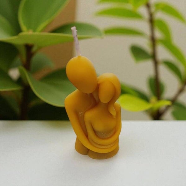 Candela a forma di abbraccio, in pura cera d'api