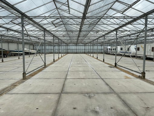 In de Kas Onze kas is voorzien van stelconplaten, dit is een verharde ondergrond. Hierdoor ontstaat er geen vocht vanaf de ondergrond en biedt u ideale bescherming. Onze kas is voorzien van luchtramen. Zo kunnen wij onze kasruimte voldoende ventileren.